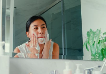 How to Pick a Cleanser and Wash Your Face the Right Way, According to Dermatologists